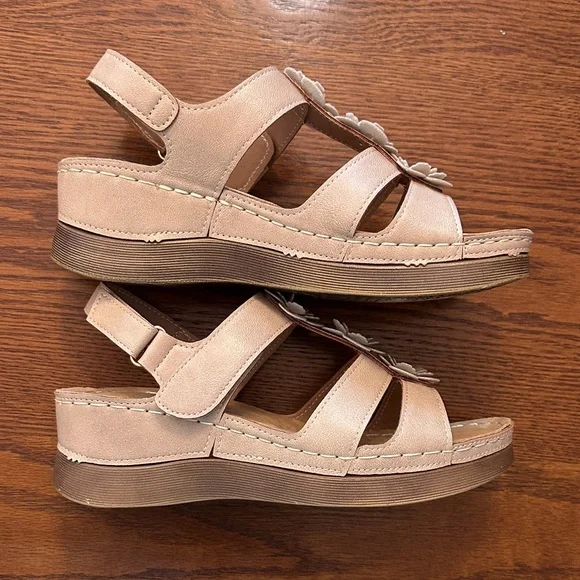 Cute and Comfortable Metallic Beige Sandals from Patrizia by Spring Step. Size 7 - Picture 3 of 7
